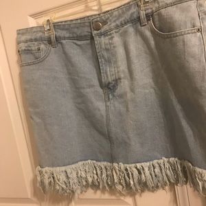 Jean skirt with frayed ends